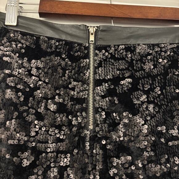 ASTR The Label Sequined Mini Skirt Size Large Black Party Sparkle Back Zip Lined - Picture 4 of 10